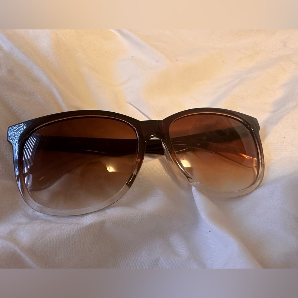 ✨Free with purchase of $75 or more✨ Kardashian sunglasses